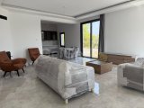 Yepyeni, modern 4+1 villa, özel havuzu ve muhteşem panoramik deniz ve dağ manzarasıyla dikkat çekiyor.