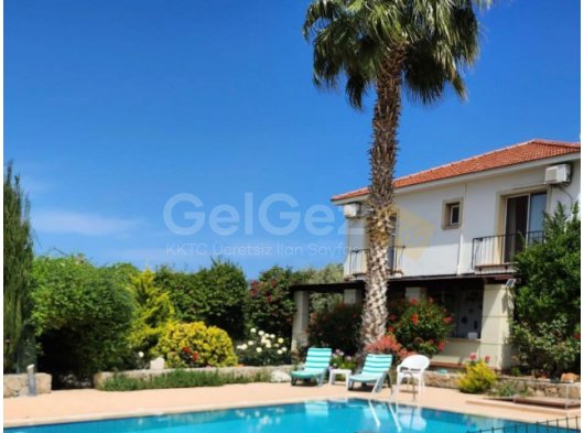 ÇATALKÖYDE HAVUZLU SITEDE COK GENIS 3+1 VILLA