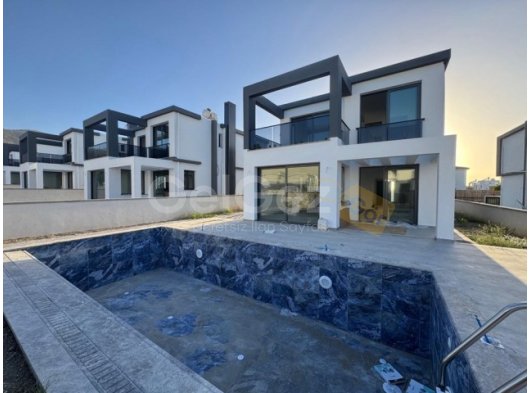 Girne Alsancakta Havuzlu Şömineli 3+1 Satılık Villa