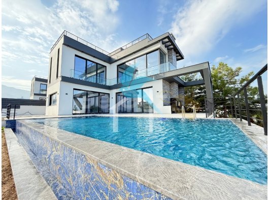 Girne Çatalköy’de Rüya Gibi Satılık Lüks 4+1 Villa