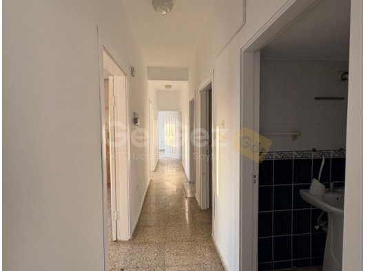 MAĞUSA BÖLFESİ LARNAKA YOLU ÜZERİ SATILIK GENİŞ DAİRE