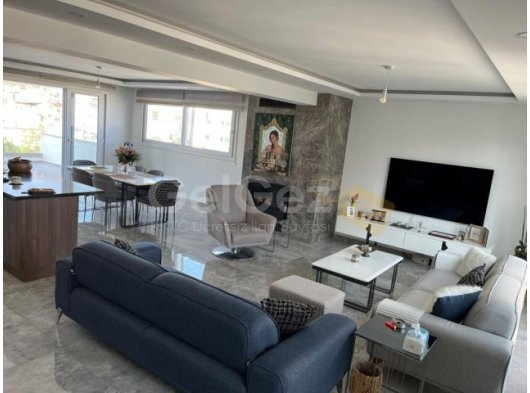 Girne'nin kalbinde, deniz ve dağ manzaralı muhteşem çatı katı dairesi.