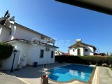 Girne Edremit'te Acil Satılık Villa 3+1 Havuzlu Kapalı Otoparklı
