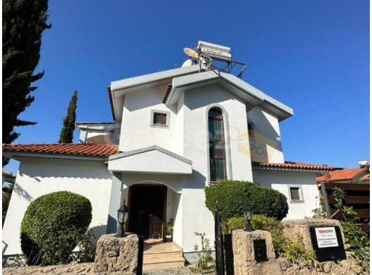 Girne Edremit'te Acil Satılık Villa 3+1 Havuzlu Kapalı Otoparklı