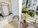 GİRNE MERKEZ'DE HAVUZLU SİTEDE SATILIK YENİLENMİŞ FULL EŞYALI 2+1