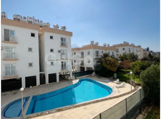 GİRNE MERKEZ'DE HAVUZLU SİTEDE SATILIK YENİLENMİŞ FULL EŞYALI 2+1