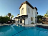 KARŞIYAKA'DA DENİZE YÜRÜME MESAFESİNDE SAKİN VE HUZURLU SATILIK FULL EŞYALI MÜSTAKİL HAVUZLU VİLLA