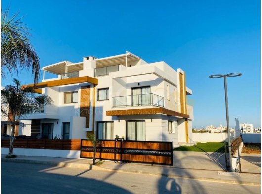 İSKELE YENİ BOĞAZİÇİ SATILIK HAVUZLU SİTEDE FULL EŞYALI 3+1 VİLLA