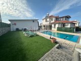 Girne Alsancak’ta Geniş Arsalı Havuzlu Muhteşem Beş Odalı Kiralık Villa