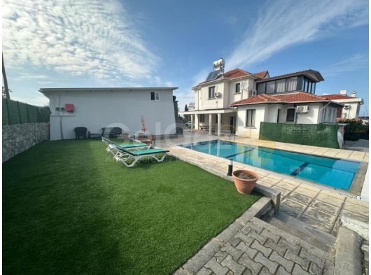 Girne Alsancak’ta Geniş Arsalı Havuzlu Muhteşem Beş Odalı Kiralık Villa