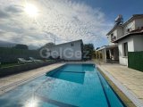 Girne Alsancak’ta Geniş Arsalı Havuzlu Muhteşem Beş Odalı Kiralık Villa