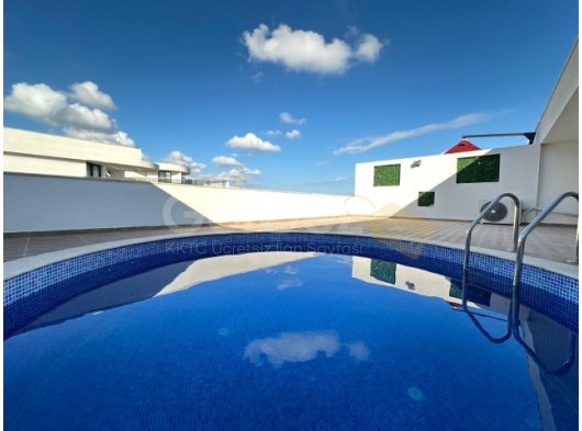 GİRNE MERKEZ’DE GÜVENİKLİ SİTE İÇİNDE KİRALIK KENDİNE AİT HAVUZLU MUHTEŞEM 3+1 TRIPLEX