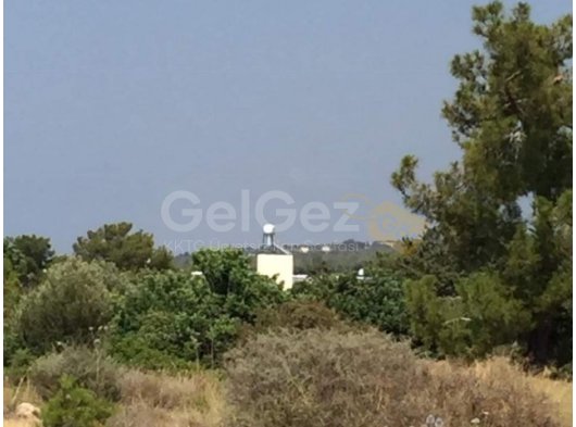 Karaağaç/GİRNE'de Deniz ve Dağ manzaralı, imara açık, eşdeğer koçan, yan yana yolu olan 2 parsel arazi satılıktır. 05428800222