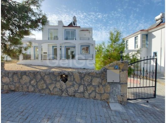 Karşıyaka'da 3 Yatak Odalı Villa
