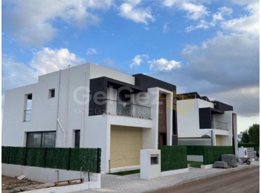 Yeni Boğazda Müstakil Havuzlu 3+1 Dubleks Villa Satılık