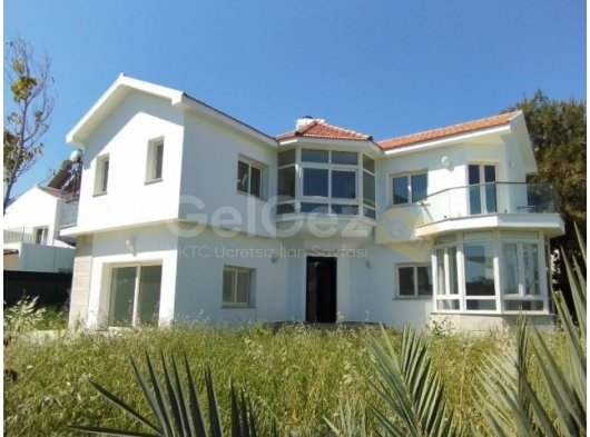 Alsancak'da Satılık 3 Yatak Odalı Villa - Camelot Plajı'na Yakın