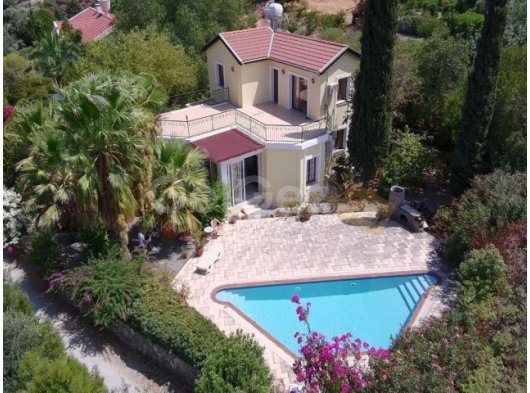 Alsancak'ta Satılık 4 Yatak Odalı Villa