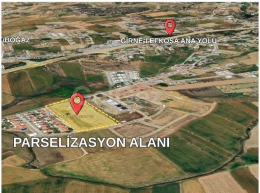 GİRNE BOĞAZDA TÜRK KOÇAN ASFALTA SIFIR, ELEKTRİK,SU ALT YAPISI HAZIR ARSALAR