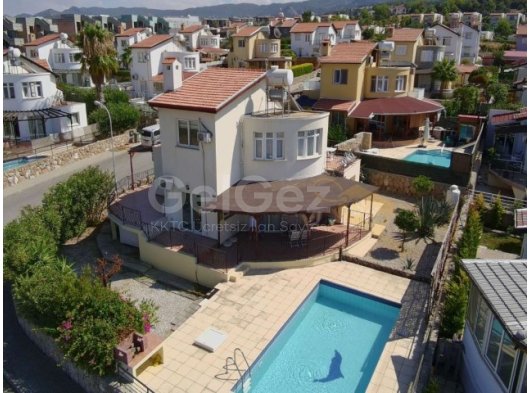 Esentepe'de Satılık Harika 4 Yatak Odalı DENİZ MANZARALI Villa