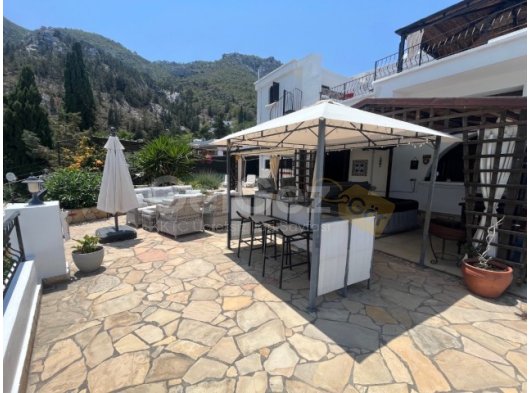 Karmi'de Satılık 4/5 Yatak Odalı Köy Evi