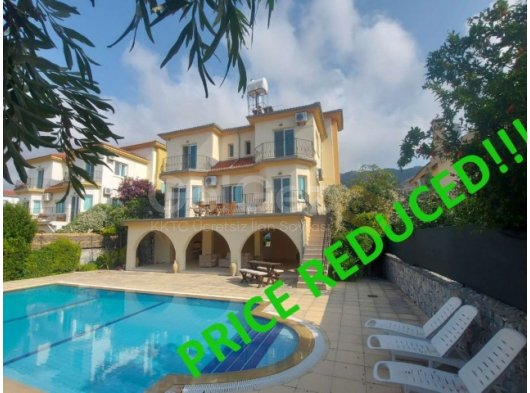 Karşıyaka'da Satılık 4 Yatak Odalı Villa