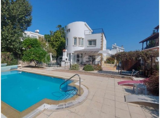 Karsiyaka'da Satılık 4 Yatak Odalı Villa