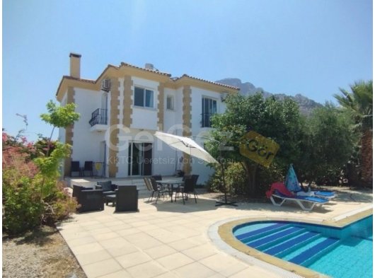 Karşıyaka'da Satılık 3 Yatak Odalı Villa