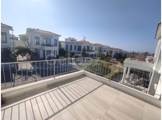 Girne Alsancak'ta Kıbrıs Town House'da Deniz Manzaralı Kiralık Eşyalı 2+1 Daire