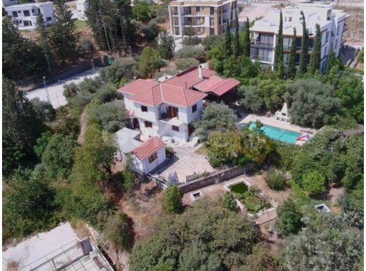 Alsancak'ta Satılık 4 Yatak Odalı Villa