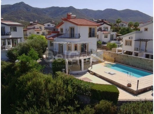 Bahçeli'de Huzurlu ve Bakımlı Bir Sitede Satılık Güzel 3 Yatak Odalı Villa