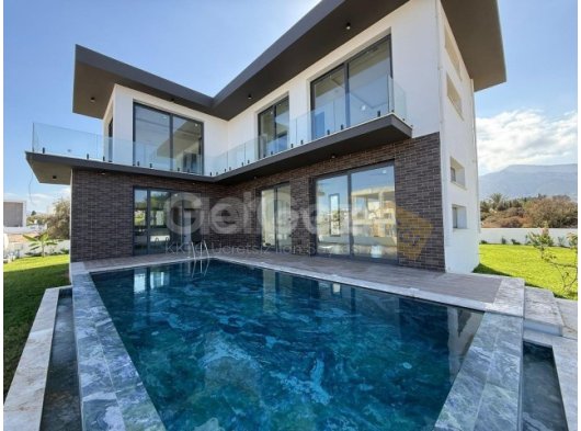 CHAMADA BEACH E YÜRÜME MESAFESİNDE SATILIK LÜX 4+1 VİLLA