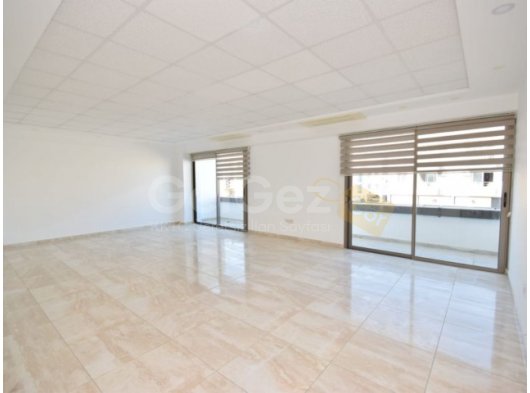 Girne Merkez'de Lord Palas Otel Yakını Cadde Üzeri İş Merkezinde 1. Kat Kiralık Ofis
