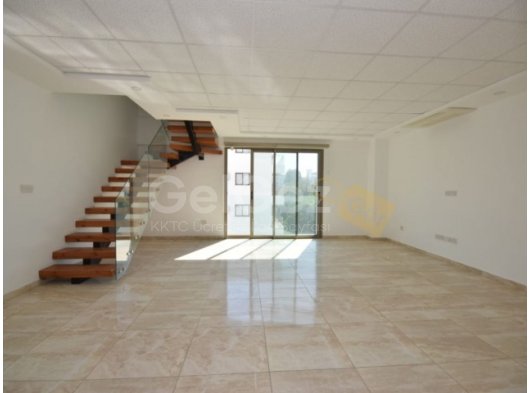 Girne Merkez'de Lord Palas Otel Yakını Cadde Üzeri İş Merkezinde 1. Kat Kiralık Dubleks Ofis