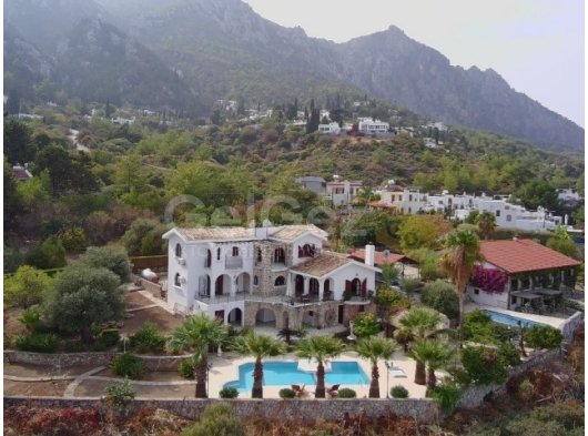 Karmi'de Satılık Eşsiz 5 Yatak Odalı Villa