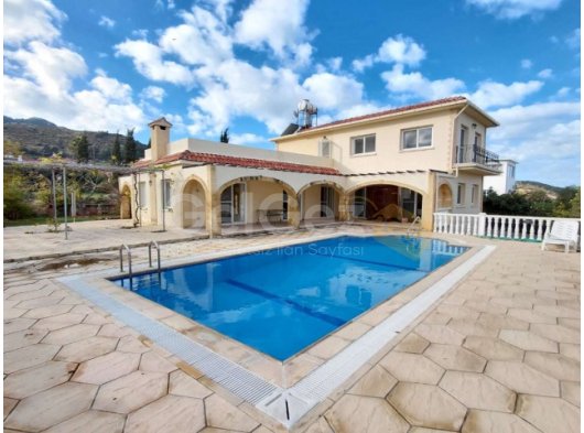 Karşıyaka'da özel havuzlu, 3 yatak odalı villa satılık!