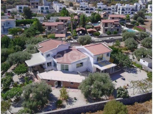 Yeşiltepe'de 4 Yatak Odalı Zarif Villa