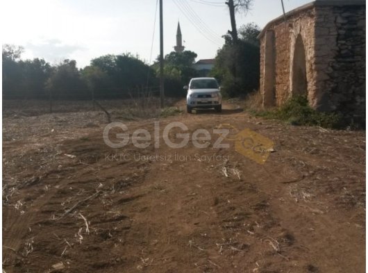 İskele İlçesine bağlı Yeşilköy de içinde eski ev bulunan satılık arazı