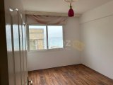 Gazimağusa Karakol mahallesi Gülseren bölgesi denize yürüme mesafesinde, deniz manzaralı 3+1 eşyalı satılık daire