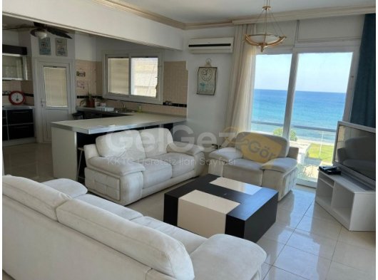 Gazimağusa Karakol mahallesi Gülseren bölgesi denize yürüme mesafesinde, deniz manzaralı 3+1 eşyalı satılık daire