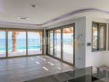 Girne Esentepe'de Denize Sıfır Ultra Lüks 3+1 Satılık Villa