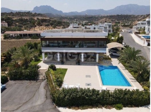 Girne'de Denize Sıfır Kum Plajı Olan Özel Yat İçin İskelesi Olan Ultra Lüks 5+1 Satılık Villa