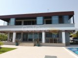 Girne'de Denize Sıfır Kum Plajı Olan Özel Yat İçin İskelesi Olan Ultra Lüks 5+1 Satılık Villa