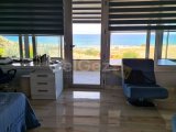 Girne'de Denize Sıfır Kum Plajı Olan Özel Yat İçin İskelesi Olan Ultra Lüks 5+1 Satılık Villa