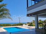 Girne'de Denize Sıfır Kum Plajı Olan Özel Yat İçin İskelesi Olan Ultra Lüks 5+1 Satılık Villa