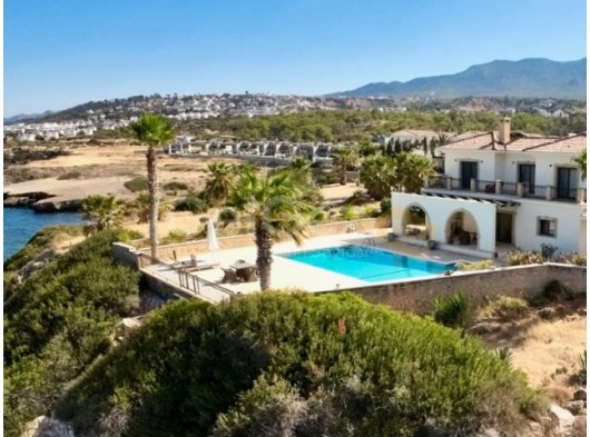 Girne Esentepe'de Sun Valley Yakını Denize Sıfır Tekne için İskele Yapımına Uygun Lüks Satılık 4+1 villa