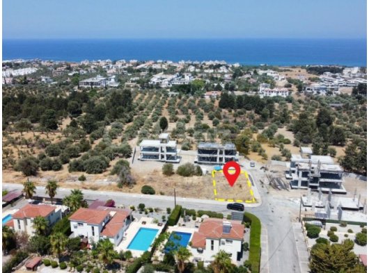 Girne Lapta'da Deniz Manzaralı 701 m2 5 İmarlı Satılık Arsa