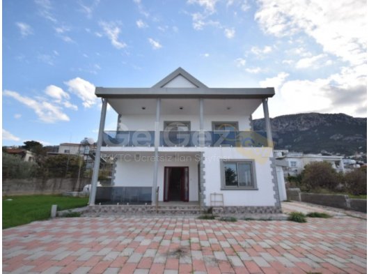 Girne Lapta'da Deniz Manzaralı 800 m2 Arsa İçinde Satılık 4+1 Villa