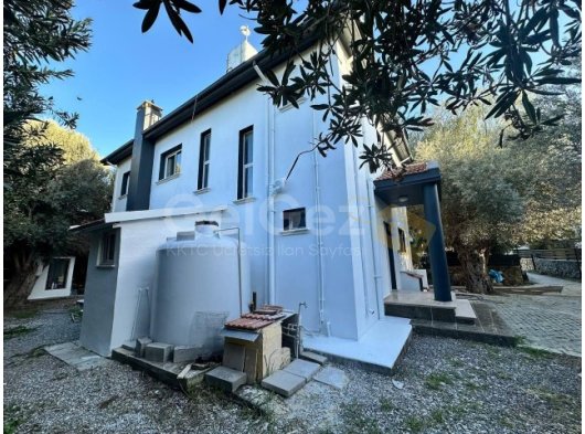 Girne Ozanköy'de Acil Satılık 3+1 Geniş Bahçeli Satılık Villa