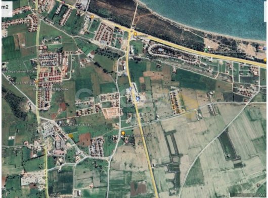 İSKELE BAHÇELERDE 895m2 TİCARİ KONUMDA İMARLI KÖŞE ARSA