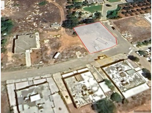 YENİBOĞAZİÇİNDE İÇİNDE SU KUYUSU OLAN KÖŞE ARSA